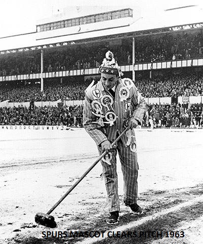 spurs_mascot_clearing_pitch_1963.jpg (96787 bytes)